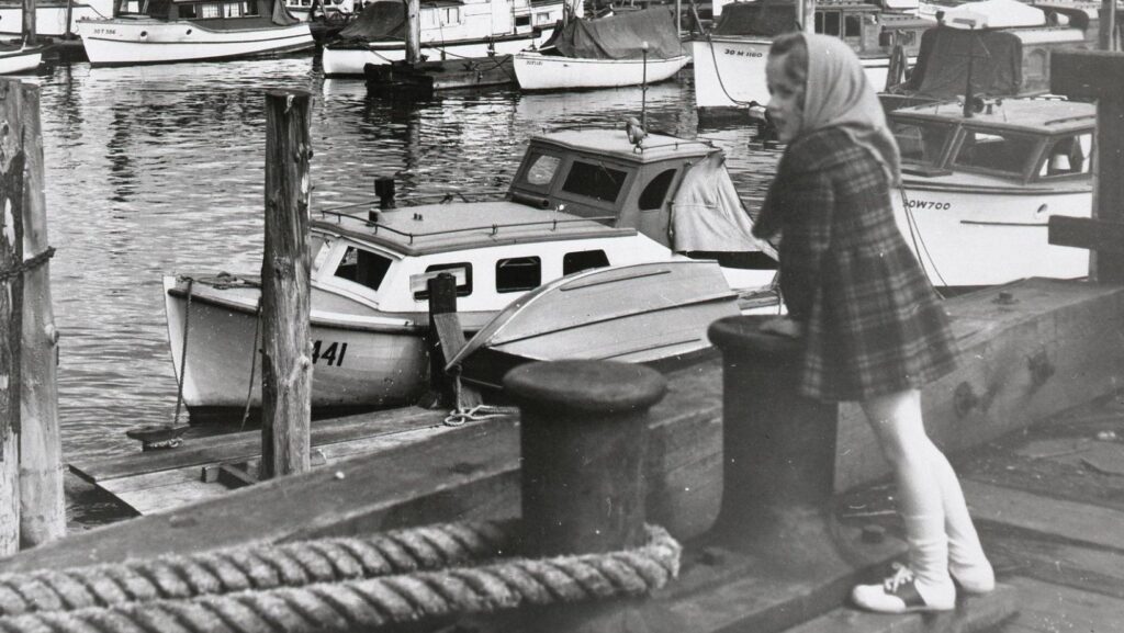 Foto: Esta fotografía de la década de 1940 es una imagen muy conocida de la zona costera de Everett; la nueva escultura del puerto está inspirada en la niña que mira hacia el puerto deportivo - Cortesía del puerto de Everett