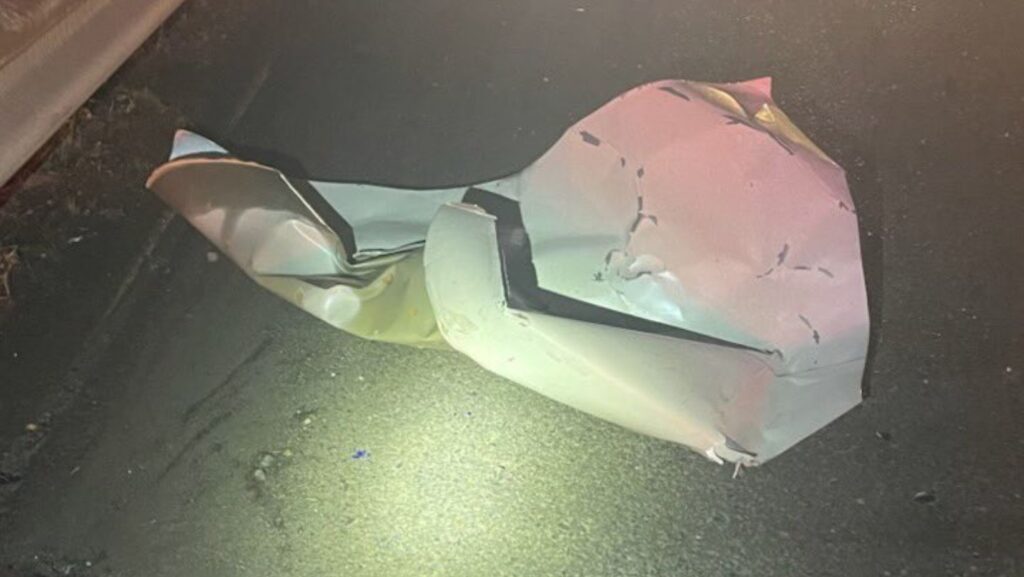 Foto: Estado del cofre de un sedán luego de salir desprendido y golpear otro vehículo - Cortesía de la WSP 