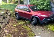 Adolescente detenido tras chocar contra viviendas por maniobra peligrosa Foto: Estado de la camioneta luego de chocar contra una vivienda - Cortesía de la policía de Redmond