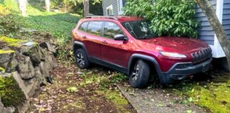 Adolescente detenido tras chocar contra viviendas por maniobra peligrosa Foto: Estado de la camioneta luego de chocar contra una vivienda - Cortesía de la policía de Redmond