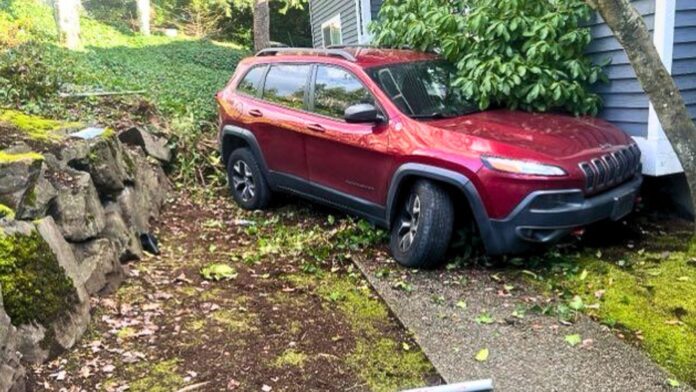 Foto: Estado de la camioneta luego de chocar contra una vivienda - Cortesía de la policía de Redmond