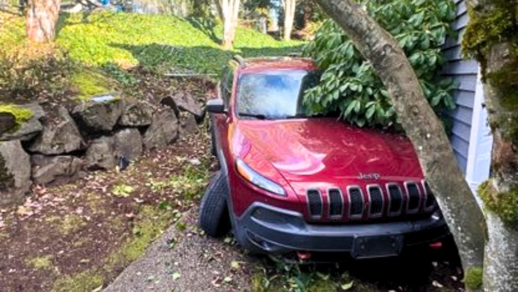 Foto: Estado de la camioneta luego de chocar contra una vivienda - Cortesía de la policía de Redmond