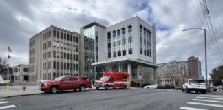 Posible exposición a fentanilo afecta a cerca de 20 personas en tribunal de Snohomish Foto: Unidades de Everett fire en el tribunal de Snohomish durante una aparente exposición de fentanilo - Cortesía de Everett fire