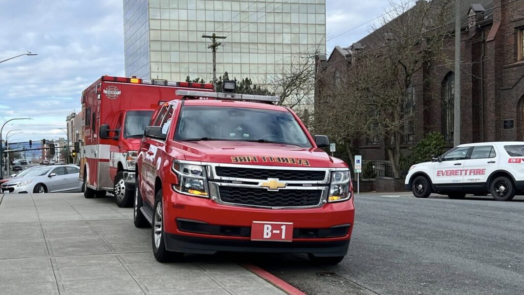 Foto: Unidades de Everett fire en el tribunal de Snohomish durante una aparente exposición de fentanilo - Cortesía de Everett fire
