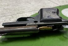 Arrestan a sujeto tras tiroteo en vinatería de Seattle durante un intento de robo Foto: Presunta pistola utilizada en un tiroteo en una licorería Rainier Avenue South - Cortesía del SPD