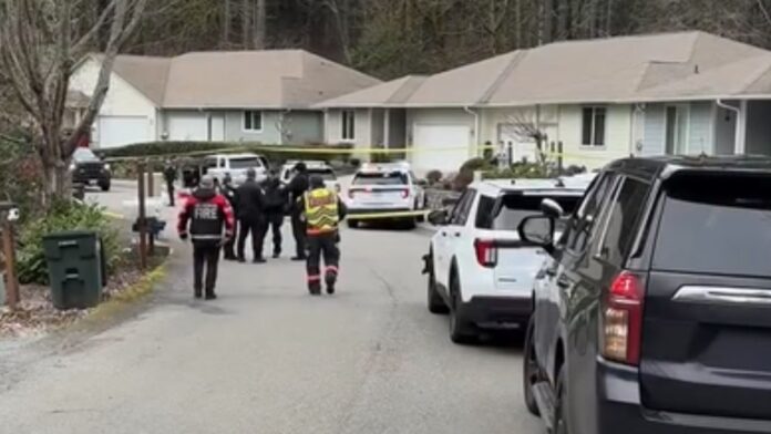 Foto: Autoridades en el sitio del homicidio - Cortesía de la oficina del Sheriff del condado de Pierce