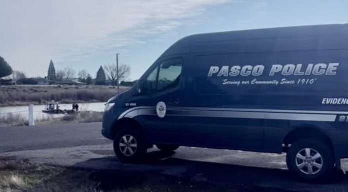 Vehículo encontrado flotando en el agua en el Parque Chiawana mantiene cerrada la zona Autoridades investigando el área del Parque Chiawana donde fue encontrado el vehículo – Foto cortesía del PPD