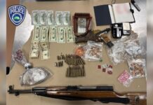 Robo de bicicleta destapa red delictiva y termina con dos arrestos en Kirkland Dinero, drogas, un arma y municiones recuperadas por las autoridades durante un arresto – Foto cortesía del departamento de policía de Kirkland