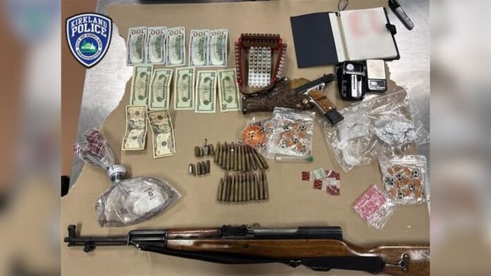 Dinero, drogas, un arma y municiones Dinero, drogas, un arma y municiones recuperadas por las autoridades durante un arresto – Foto cortesía del departamento de policía de Kirkland