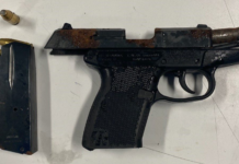 Policía de Seattle detiene a un hombre con varias órdenes de arresto por delitos graves Foto: Arma recuperada por los agentes durante la detención de un hombre con varias órdenes de arresto por delitos graves - Cortesía del SPD