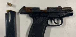 Policía de Seattle detiene a un hombre con varias órdenes de arresto por delitos graves Foto: Arma recuperada por los agentes durante la detención de un hombre con varias órdenes de arresto por delitos graves - Cortesía del SPD