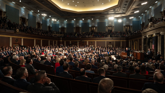 Cámara de Representantes Vista de la Cámara de Representantes con varios escaños vacíos en señal de protesta contra las políticas de la actual administración. La imagen refleja un Congreso profundamente dividido - Foto: La Casa Blanca