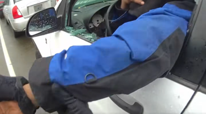 Hombre ignora órdenes de un agente y fuma sustancia ilegal en su vehículo en Everett Foto: Momento en el que el agente detiene a hombre que ignoro las órdenes del oficial en Snohomish - Cortesía de la oficina del Sheriff del condado de Snohomish