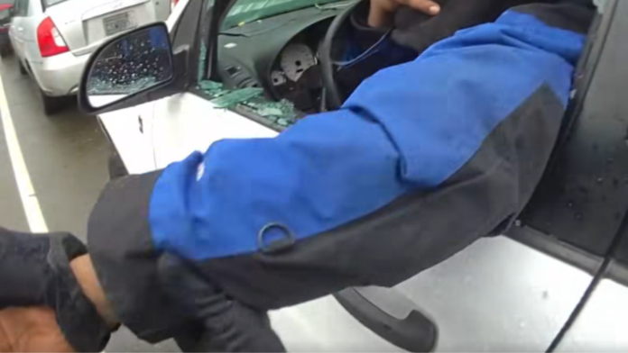 Foto: Momento en el que el agente detiene a hombre que ignoro las órdenes del oficial en Snohomish - Cortesía de la oficina del Sheriff del condado de Snohomish