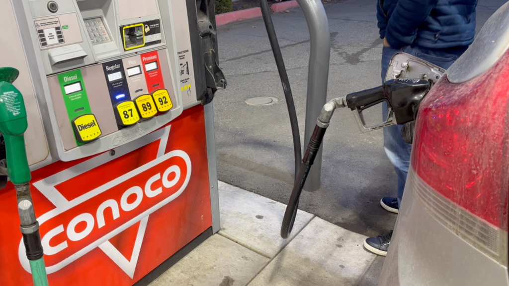 Un conductor carga gasolina en Pasco mientras los precios de la gasolina vuelven a subir en todo el estado de Washington, en un mercado donde expertos advierten que casi cualquier factor —desde tensiones globales hasta ajustes locales— termina reflejándose rápidamente en el bolsillo del consumidor - Foto: Latino Herald ™