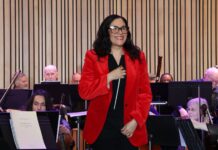 Orquesta Northwest rindió homenaje a la mujer con concierto, mariachi y documental Paula Madrigal dirige a la Orquesta Northwest durante el concierto del Día de la Mujer en el National Nordic Museum. Foto: Latino Herald™