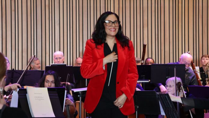 Paula Madrigal dirige a la Orquesta Northwest durante el concierto del Día de la Mujer en el National Nordic Museum. Foto: Latino Herald™
