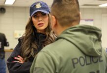 Trump despide a Kristi Noem como secretaria de Seguridad Nacional La exsecretaria del Departamento de Seguridad Nacional, Kristi Noem, conversa con un agente durante una visita oficial relacionada con operaciones de inmigración - Foto: U.S. Immigration and Customs Enforcement