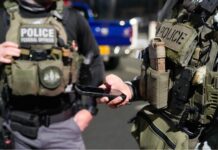 Más allá del rumor: autoridades y comunidad frente a la presencia de ICE Dos agentes con equipo táctico y chalecos que dicen “Police” y “Federal Officer” durante un operativo nocturno.