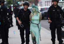 Decenas fueron arrestados tras protesta «No Kings» en Los Ángeles La policía arresta a una manifestante disfrazada de la Estatua de la Libertad en el centro de Los Ángeles tras la protesta "No Kings", el sábado 28 de marzo de 2026.