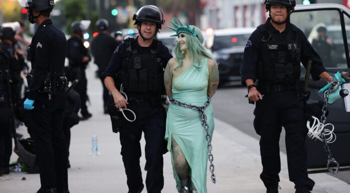 Decenas fueron arrestados tras protesta «No Kings» en Los Ángeles La policía arresta a una manifestante disfrazada de la Estatua de la Libertad en el centro de Los Ángeles tras la protesta "No Kings", el sábado 28 de marzo de 2026.