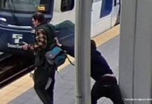 Hombre es acusado de intento de asesinato por empujar a pasajero frente a un tren en Northgate Captura de cámara de seguridad en la estación Northgate de Seattle que muestra a un hombre detrás de otro pasajero junto a las vías mientras llega un tren de Sound Transit.