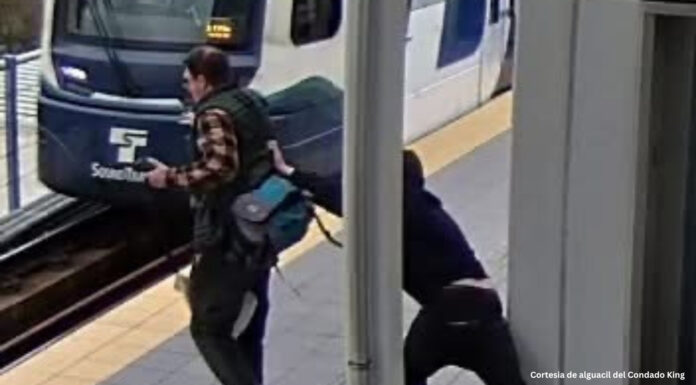 Hombre es acusado de intento de asesinato por empujar a pasajero frente a un tren en Northgate Captura de cámara de seguridad en la estación Northgate de Seattle que muestra a un hombre detrás de otro pasajero junto a las vías mientras llega un tren de Sound Transit.