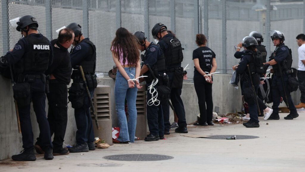 Se ve a la policía arrestando a manifestantes en el centro de Los Ángeles tras una protesta “No Kings” (“Sin Reyes”) el sábado 28 de marzo de 2026.