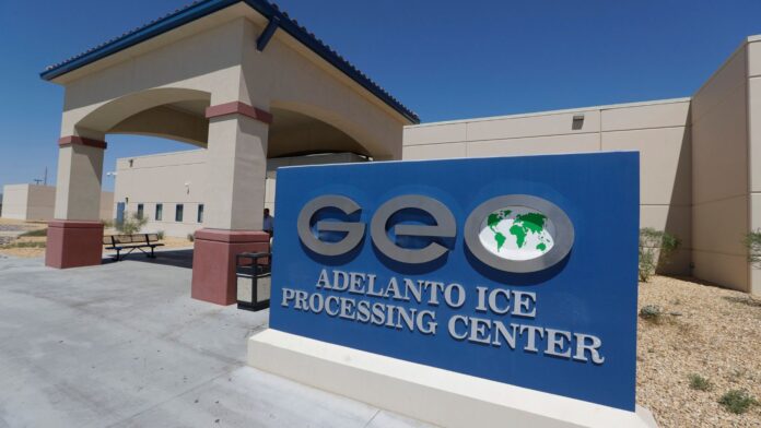 GEO GROUP Foto muestra la entrado del centro de procesamiento en Adelanto operado por el grupo GEO