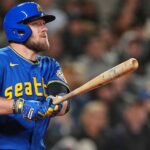 Raley pega jonrón; Marineros logran su 1ra victoria de la temporada, 5-1 ante Guardianes Luke Raley, de los Marineros de Seattle con un bate en la mano.