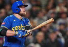 Raley pega jonrón; Marineros logran su 1ra victoria de la temporada, 5-1 ante Guardianes Luke Raley, de los Marineros de Seattle con un bate en la mano.