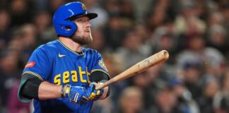 Raley pega jonrón; Marineros logran su 1ra victoria de la temporada, 5-1 ante Guardianes Luke Raley, de los Marineros de Seattle con un bate en la mano.