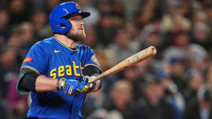 Luke Raley, de los Marineros de Seattle con un bate en la mano.
