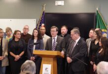 Bob Ferguson firma en Everett siete leyes para ampliar la vivienda en Washington El gobernador Bob Ferguson habla en un podio acompañado por la alcaldesa de Everett, Cassie Franklin, y otros líderes locales y estatales durante un evento sobre vivienda en HopeWorks Station, en Everett, Washington, el 27 de marzo de 2026.