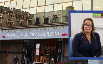 ICE acusa a la alcaldesa de Everett de interferir en operaciones federales La alcaldesa de Everett, Cassie Franklin, es fuertemente criticada por ICE tras su decisión de acatar la ley estatal “Keep Washington Working” que limita la colaboración de entidades locales del estado con agencias migratorias federales – Foto: Latino Herald ™