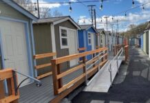 Seattle aprueba la construcción de 500 minicasas antes del Mundial de la FIFA Vista de una aldea de casas pequeñas utilizada como refugio temporal para personas sin hogar en Seattle. Foto: Sound Foundations NW.