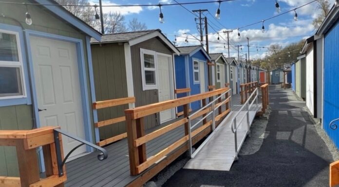 Seattle aprueba la construccion de 500 minicasas antes del Mundial de la FIFA Vista de una aldea de casas pequeñas utilizada como refugio temporal para personas sin hogar en Seattle. Foto: Sound Foundations NW.