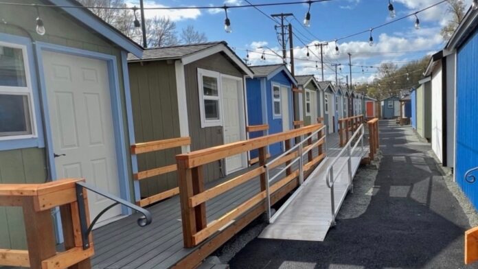 Vista de una aldea de casas pequeñas utilizada como refugio temporal para personas sin hogar en Seattle. Foto: Sound Foundations NW.