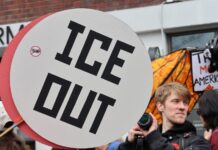 Católicos y evangélicos se unen para pedir leyes migratorias más humanas en Estados Unidos Foto muestra una manifestación contra ICE en Seattle el el sábado 28 de marzo 2026. (Marines Scaramazza/Latino Herald)