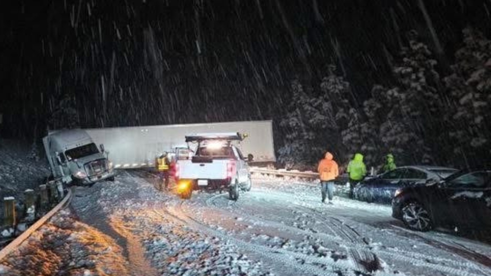 Cierre en Snoqualmie Pass por accidentes durante tormenta de nieve