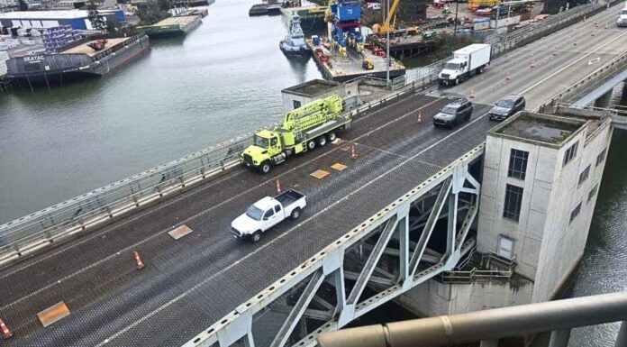 Cerrarán carriles de la SR 99 norte en Seattle durante tres días Vista del puente First Ave S sobre el río Duwamish en Seattle donde se realizarán reparaciones temporales. Foto cortesía de WSDOT.
