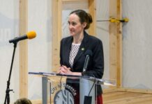 Alcaldesa Wilson propone ampliar refugios y aldeas de casas pequeñas en Seattle