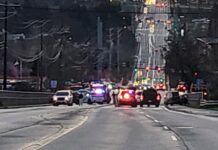 Cierre de carretera en Lynnwood tras colisión múltiple y hielo en la vía Vehículos de emergencia y patrullas policiales bloquean una sección de 164th St SW en Lynnwood tras una colisión múltiple registrada en una carretera con hielo.