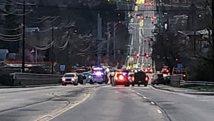Vehículos de emergencia y patrullas policiales bloquean una sección de 164th St SW en Lynnwood tras una colisión múltiple registrada en una carretera con hielo.