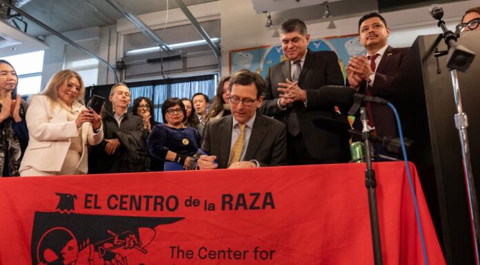 Ferguson firmó ley que prohíbe uso de máscaras a agentes