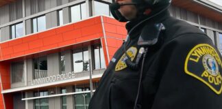 Oficial del Departamento de Policía de Lynnwood frente a la sede policial en Lynnwood, Washington.