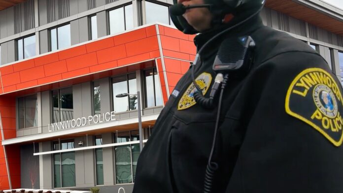 Oficial del Departamento de Policía de Lynnwood frente a la sede policial en Lynnwood, Washington.