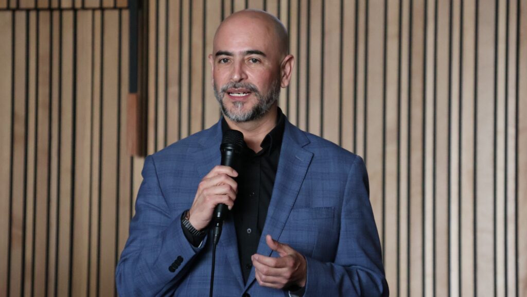 El cónsul de México en Seattle, Víctor Hugo López Ortega, dirige un mensaje al público durante el concierto del Día de la Mujer en el National Nordic Museum. Foto: Latino Herald™