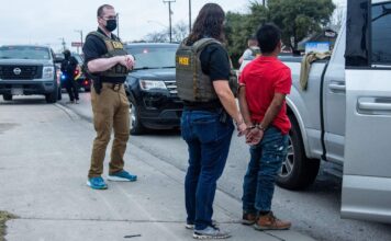 Tribunal rechaza política de detención obligatoria de ICE Agentes de HSI detienen a un hombre esposado junto a una camioneta blanca durante un operativo en la calle.