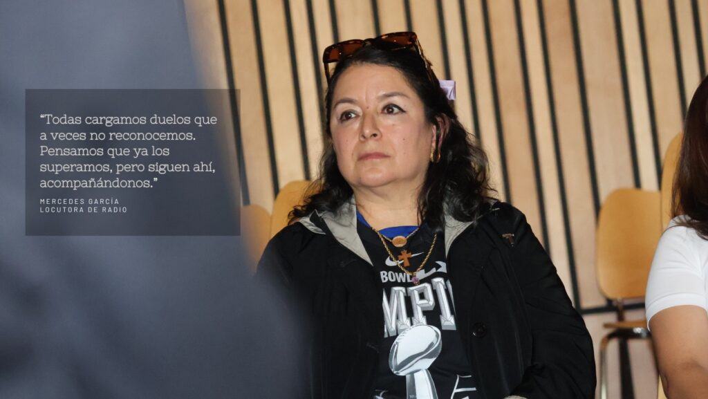 La locutora Mercedes García participa en el panel sobre los talleres de poesía, el documental Voces del Alma y el libro de poesía.  Concierto del Día de la Mujer - Marzo 2026. Foto: Latino Herald™